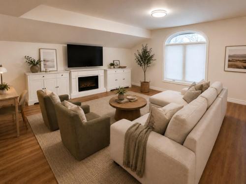 Hamilton Apartment | Luxury Furnished Private 2nd Floor Apartment