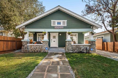 Hollywood House | Luxury Gated Hollywood Cottage 3 King Beds EV