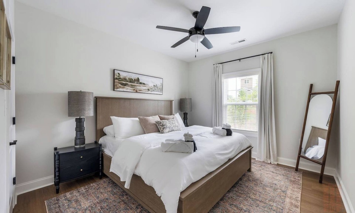 Lynchburg Apartment | Luxury Getaway | 5 MIN to Liberty University | 4BR