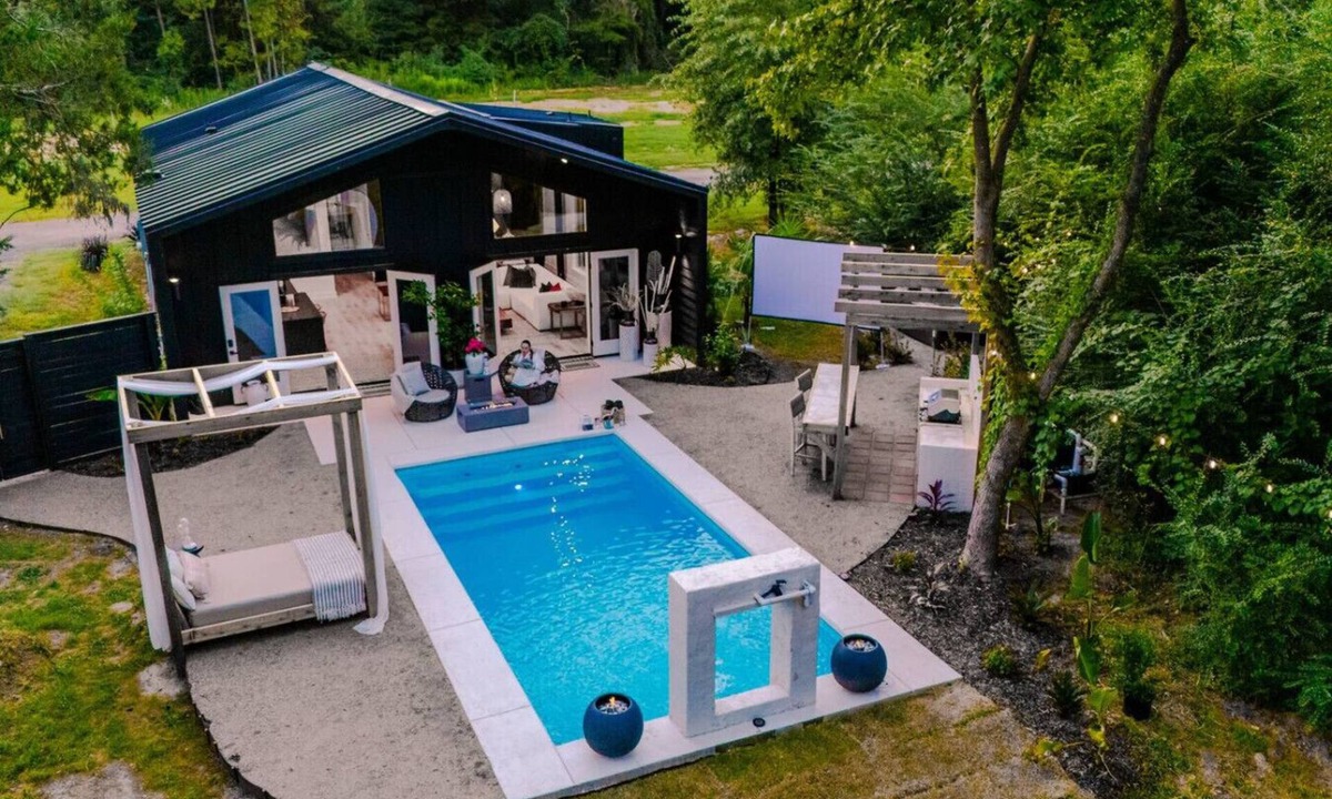 Smith County House | Luxury Getaway in East Texas, Pool Jacuzzi