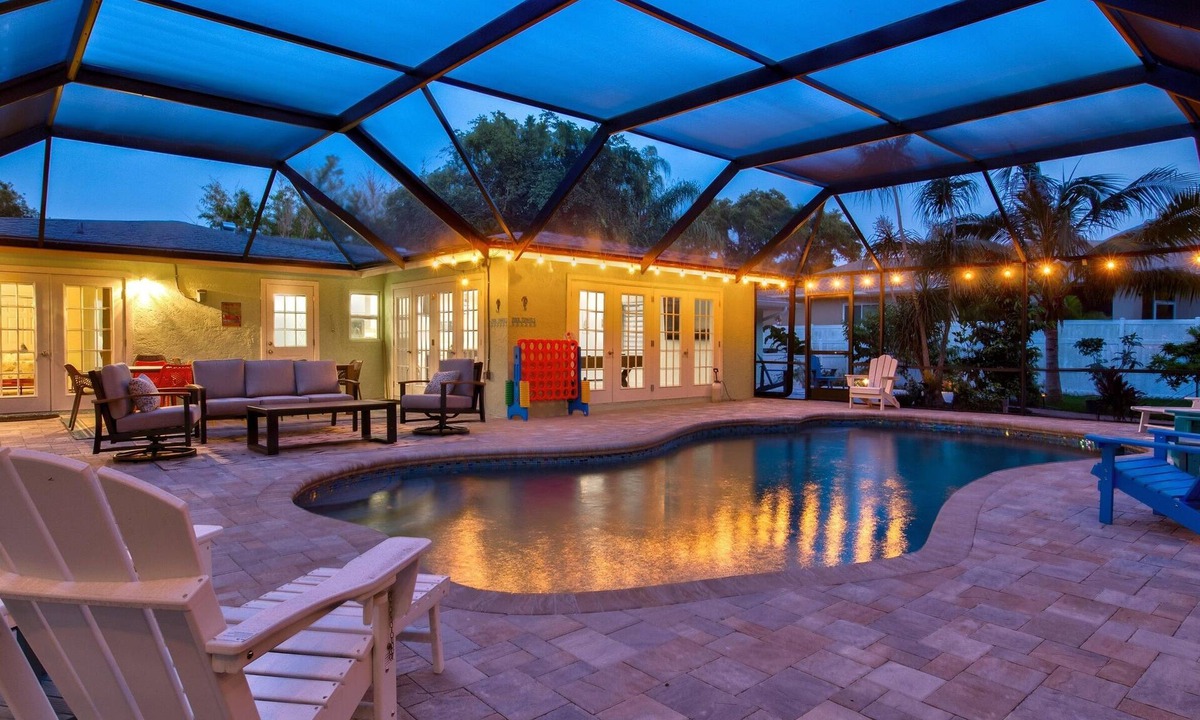 Palma Sola House | Luxury Getaway | Saltwater Pool, Fire Pit & Games!