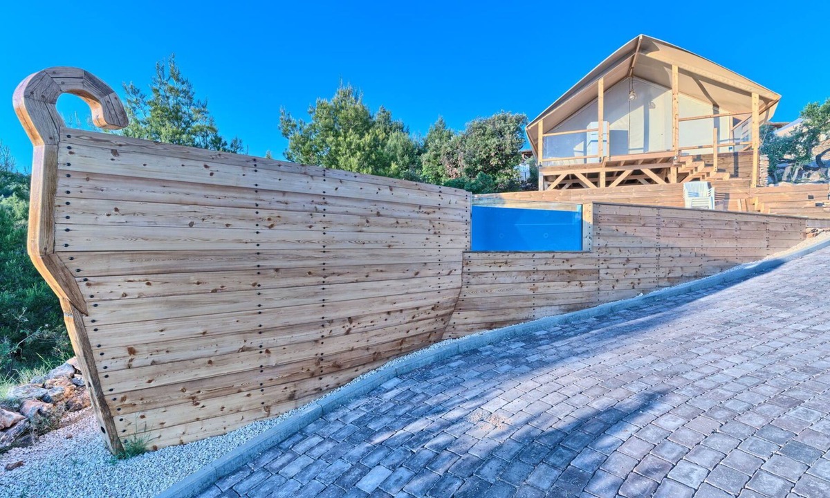 Jezera House | Luxury Glamp New Horizons II