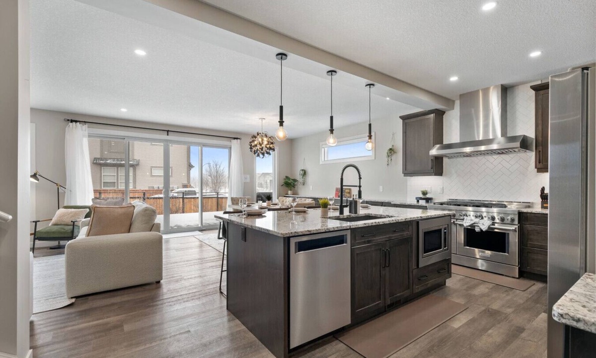 Southeast Calgary House | Luxury Group Home Karaoke, Games & Sleeps 14