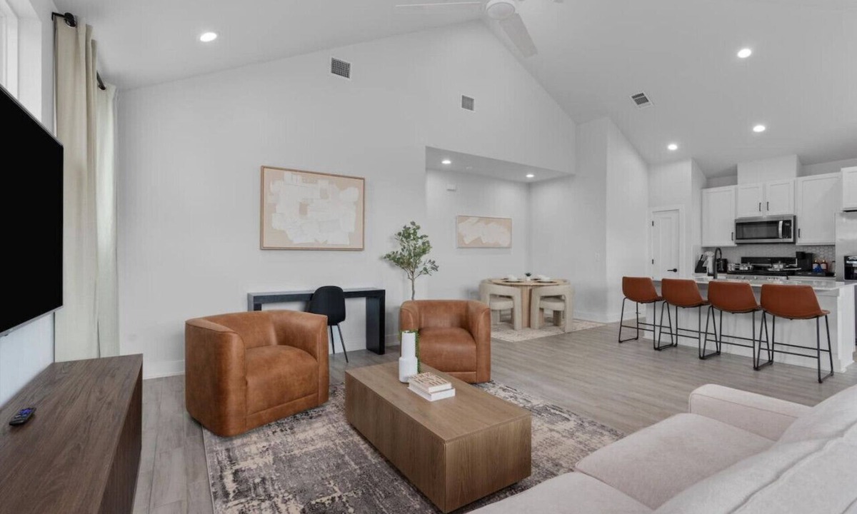 University Hills and Windsor Park Villa | Luxury Group Retreat w/2 Kitchens, Backyard, Balcony + 5-Car Parking