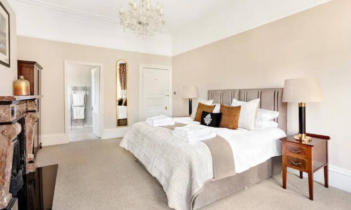 Harrogate House | Luxury Harrogate townhouse apartment with parking