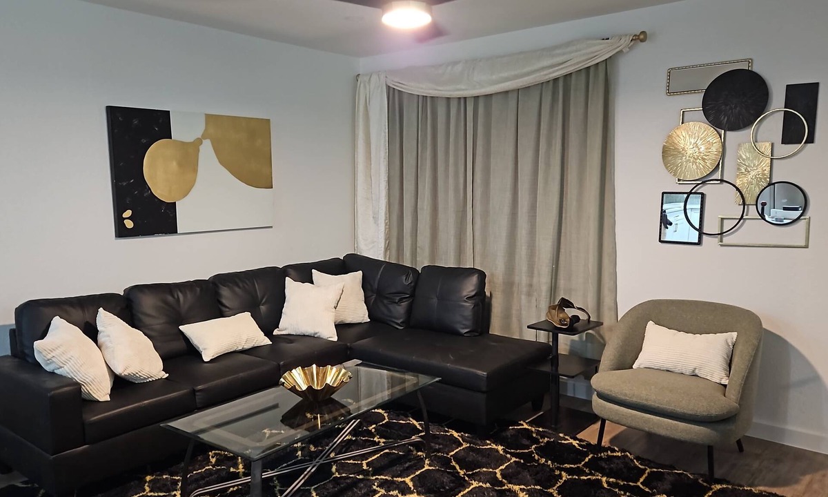 Hancock Condo | Luxury Hidden Retreat: Steps to UT Stadium/Moody/Bass Hall + Free Pkg