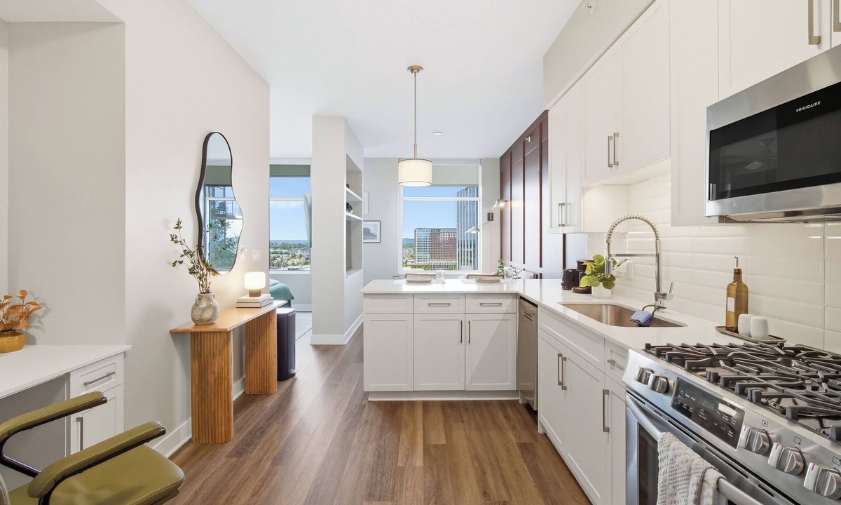 The Gulch Apartment | Luxury High-Rise Studio On Broadway. Free Parking!