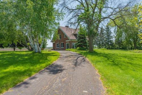 Belleville House | Luxury Hillside Farmhouse on The Bay of Quinte