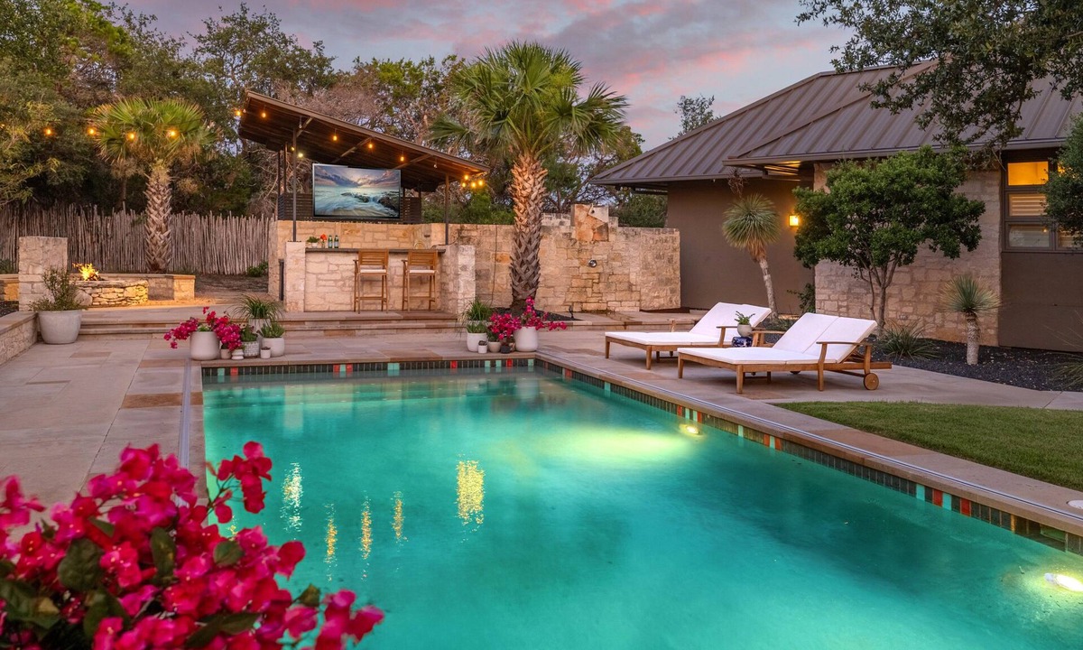 Westcliff House | LUXURY HILLTOP ESTATE | 15 BEDS | POOL, SPA, SAUNA, FIRE PIT, POOL TABLE | 15 Mins to DT Austin