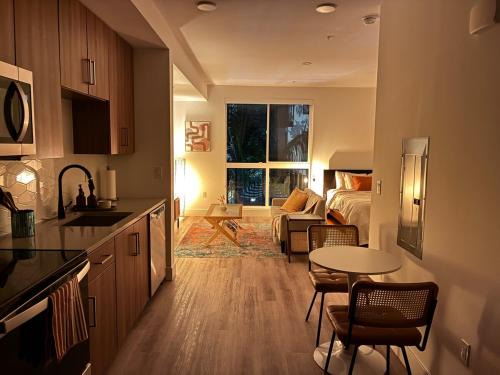 Hollywood Apartment | Luxury Hollywood Studio With Pool, Parking, Gym