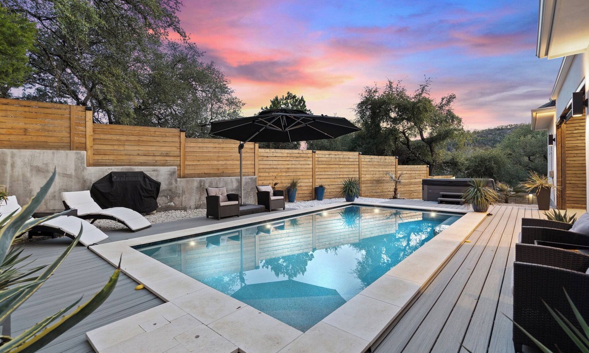 Lakeland Park House | Luxury Home - Heated Pool, Jacuzzi, SUPs, Golf Cart. 2 Blocks from Lake Austin.