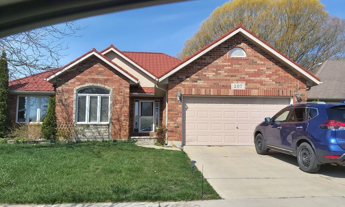 Sarnia House | Luxury Home Near 402 Whirlpool Suite, Fireplace, Full Kitchen & EV Charger