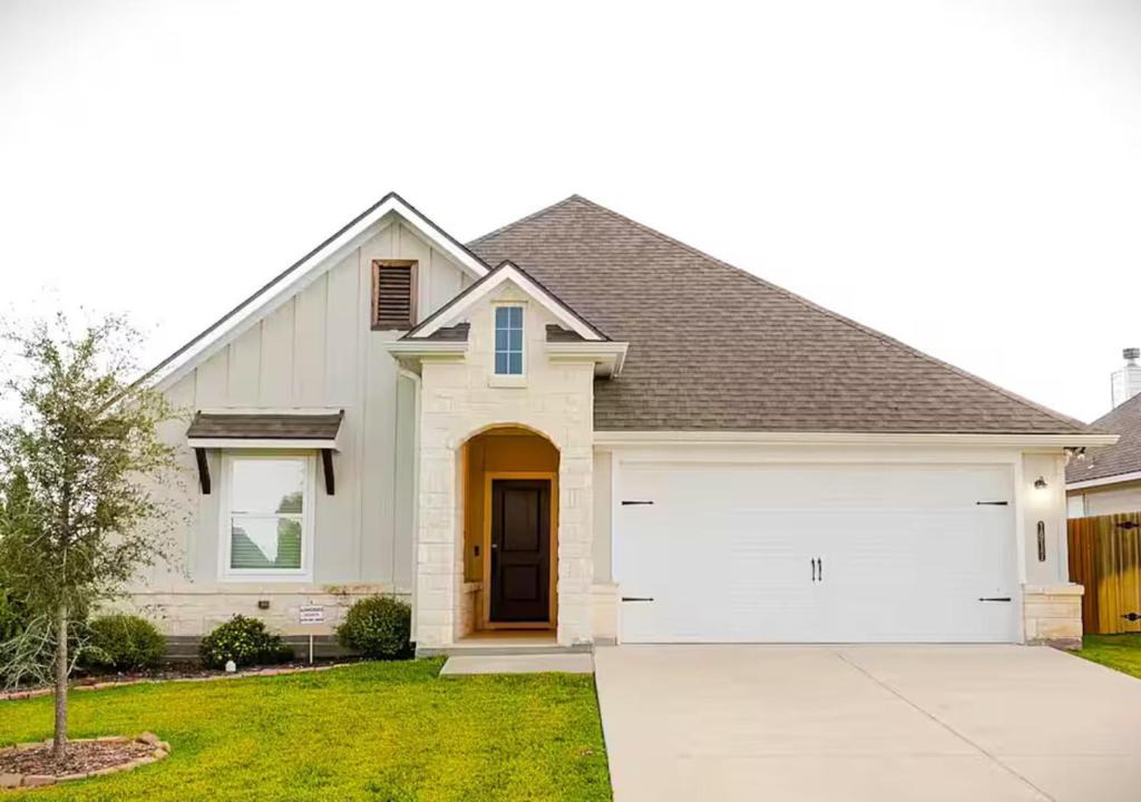 College Station House | Luxury Home Near Kyle Field & Expo Center