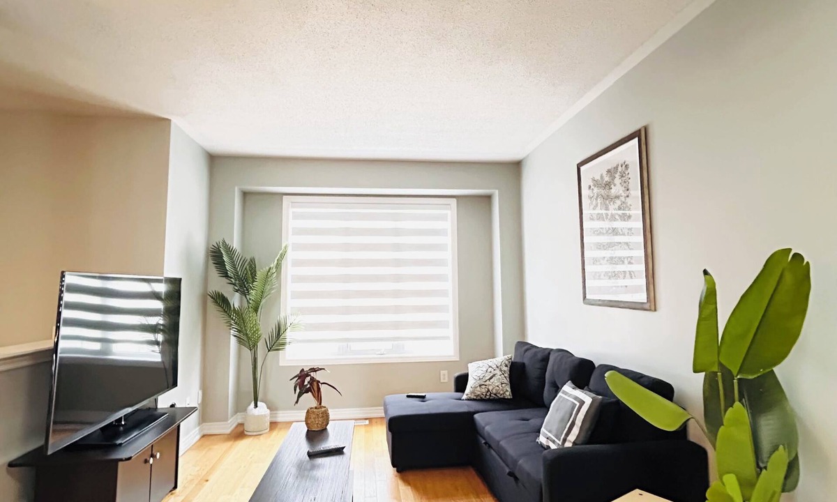 Brampton House | Luxury home promo price 7 beds Netflix parking
