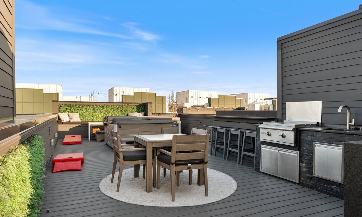 Katie Hill Neighborhood Condo | 🎼 Luxury Home | Rooftop Games | Private Hot Tub | Close to Downtown 🤠