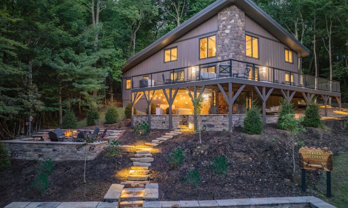 Beech Mountain House | *Luxury* Home, Ski in/out, Hot Tub, Firepit, Games & More!
