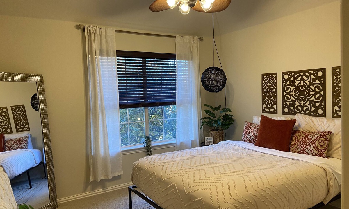 The Colony House | Luxury Home updated kitchen/Spa Bathrooms/and Grand Theater for movie night!