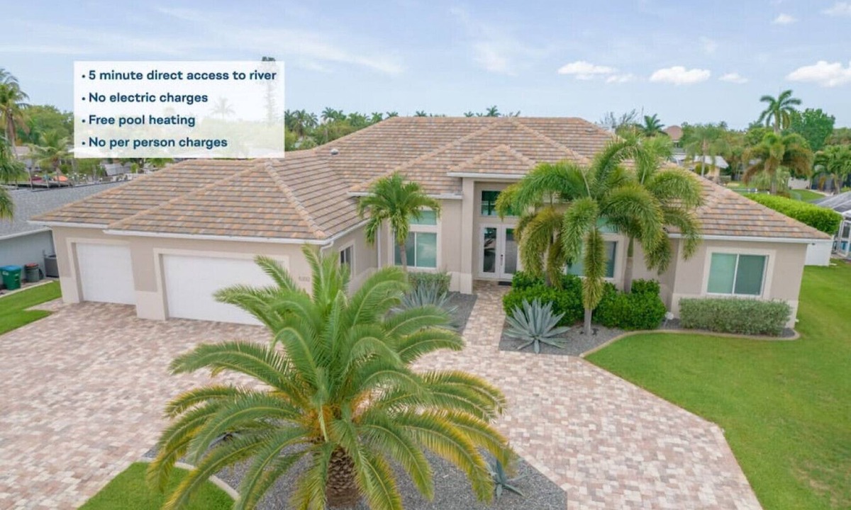 Yacht Club House | Luxury home w/2 suites, LARGE pool, spa, lanai. Quick gulf access! 6 Bikes! EV!