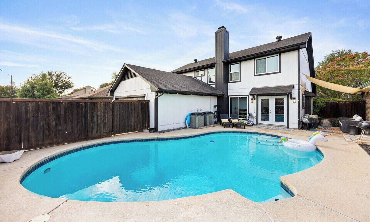 Lake Highlands House | Luxury Home w Pool, Chef's Kitchen, Massage Chairs