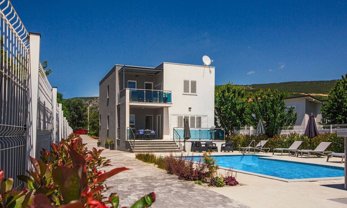 Donji Prolozac Villa | Luxury Home with Swimming Pool, Professional Tennis Court and Boccia Alley