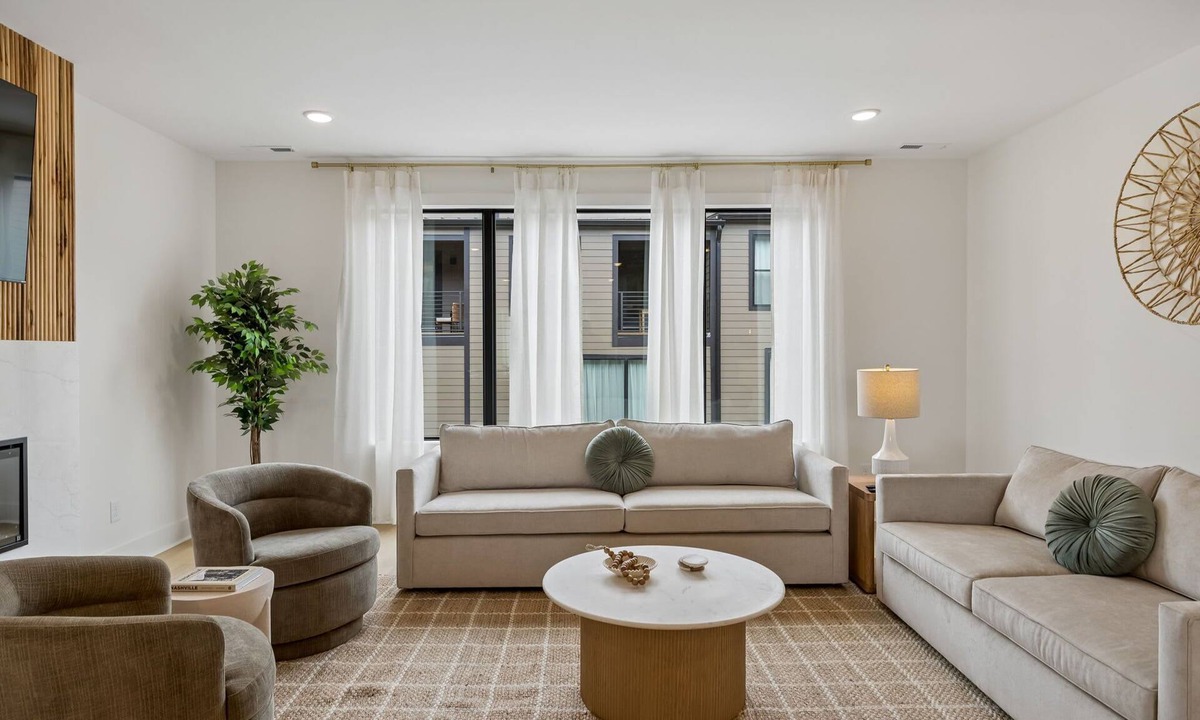 Hurwood Heights Condo | Luxury home with rooftop hot tub & panoramic views