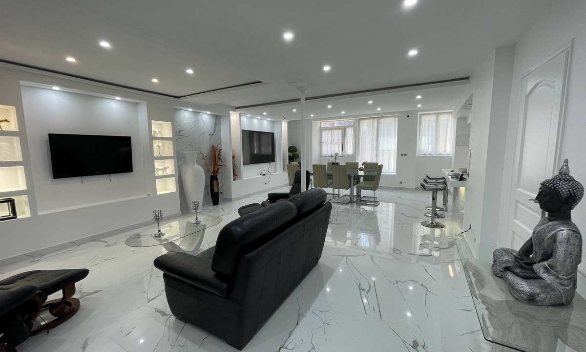 Villeneuve-sur-Yonne House | LUXURY HOUSE