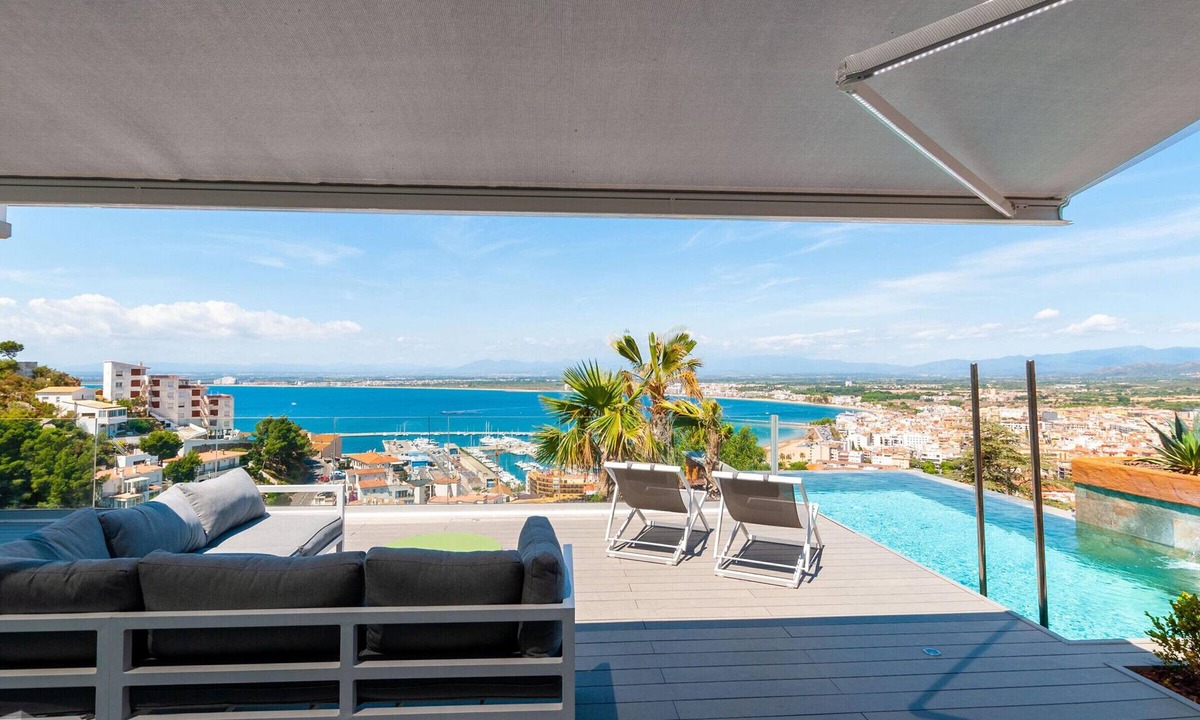Roses Town Center House | Luxury House in Roses with Private Pool and Pets Allowed
