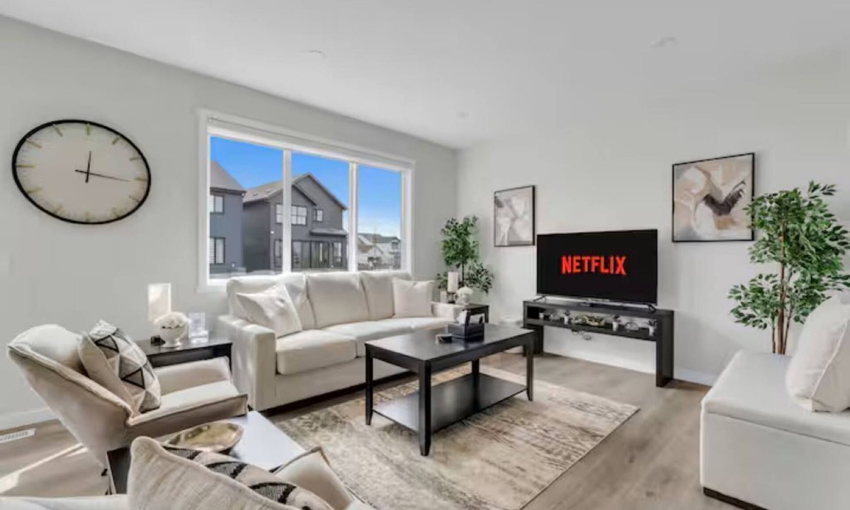 Southeast Calgary House | Luxury House in SE Calgary (AC/Garage/BBQ)