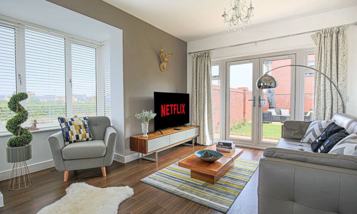 Milton Keynes House | Luxury House Sleeps 10 PoolTable FreeParking