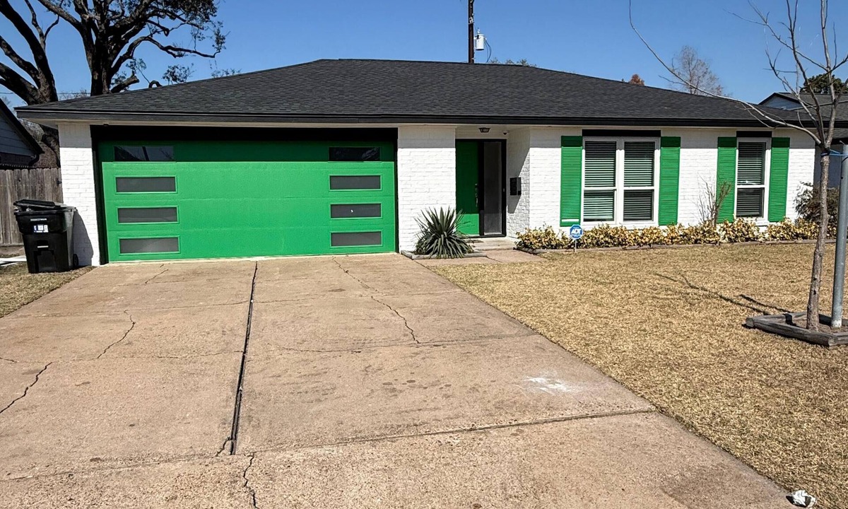 Woodlake - Briar Meadow House | Luxury Houston Escape: 3 Bedrooms, Parkside, Work-From-Home Ready near Galleria
