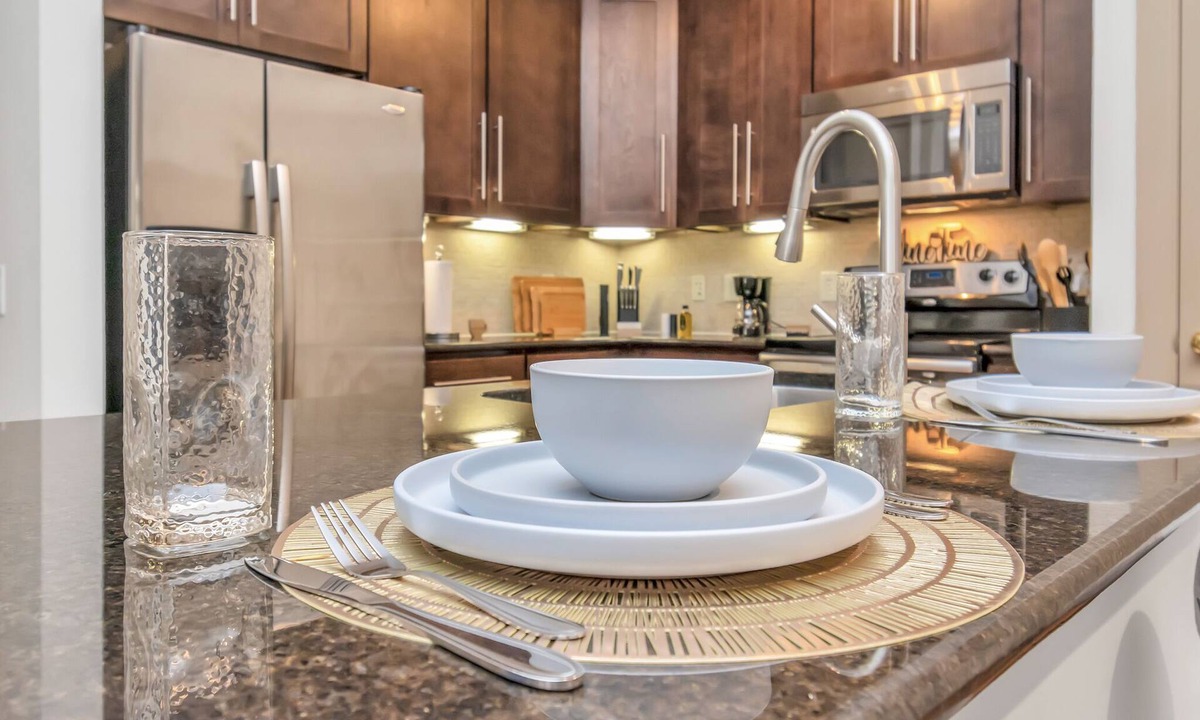 South Main Apartment | Luxury Houston Med Center 2BR|King Bed|free parking|Open pool| Good location
