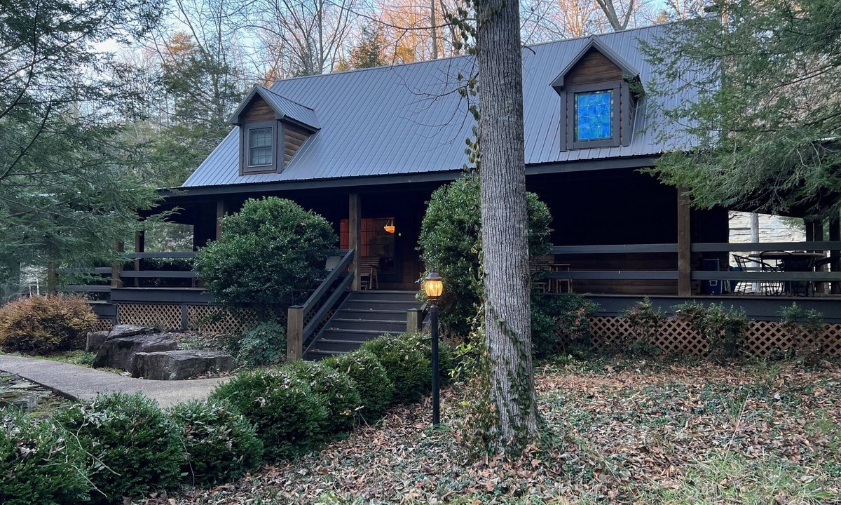 Byrdstown Cabin | Luxury In Nature, Log Cabin In One Of A Kind Location.