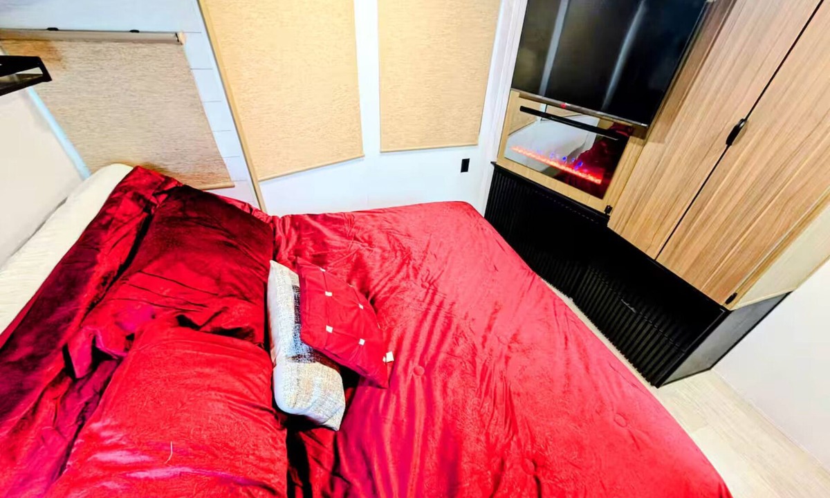 Will County RV Rental | Luxury Indoor Glamping! 38 minutes from Chicago