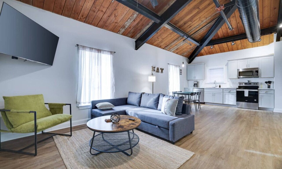 East Stroudsburg Apartment | Luxury Industrial Style Queen Suite