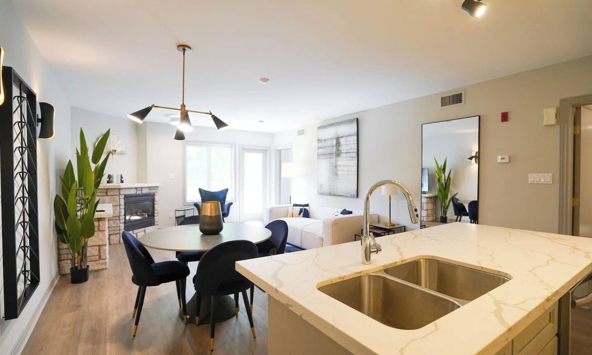 Oro-Medonte Apartment | Luxury Jacuzzi Suite-Full Kitchen