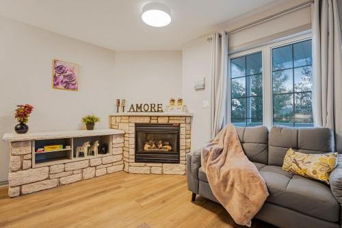 Oro-Medonte Apartment | Luxury Jacuzzi Suite with Sauna & Heated Pool