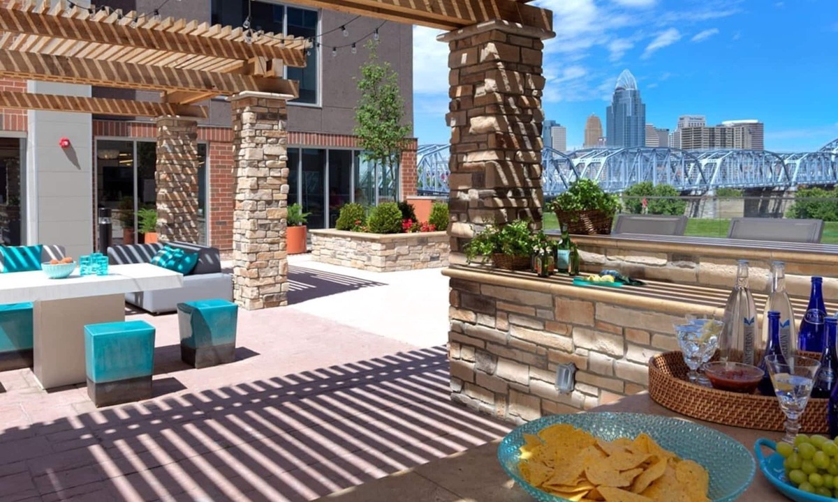 Newport Apartment | Luxury King Bed Suite! Resort Pool-Free Parking