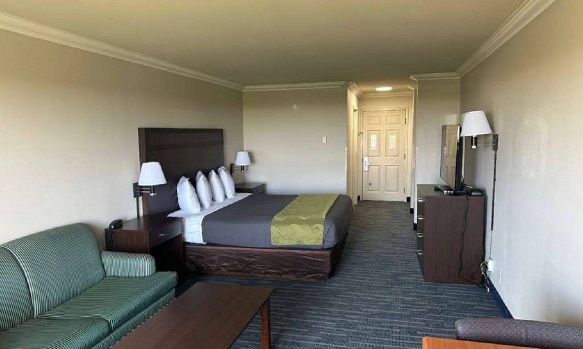 Ocean Shores Hotel | luxury King Room Sofa Bed Ocean View
