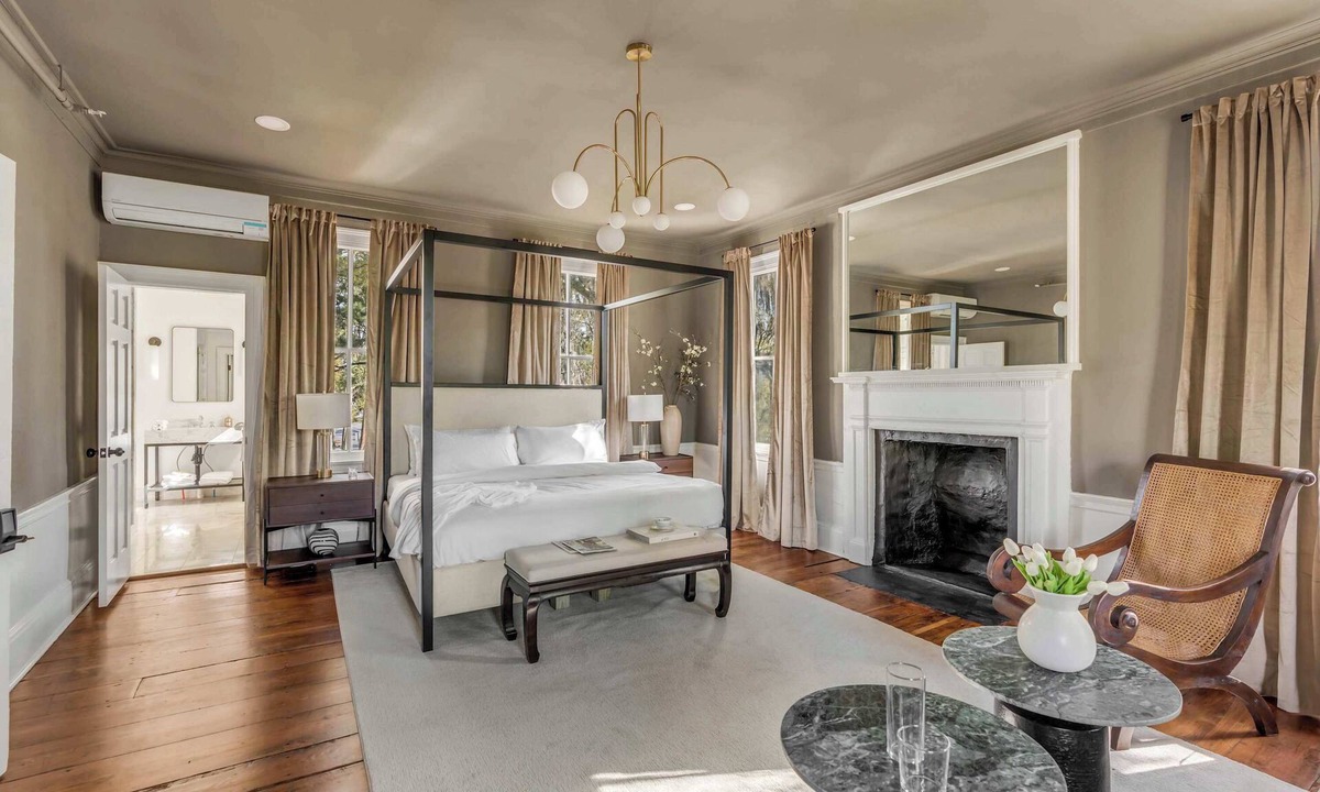 The Old Commons Apartment | Luxury King Suite w. Marble Bath at Historic B&B