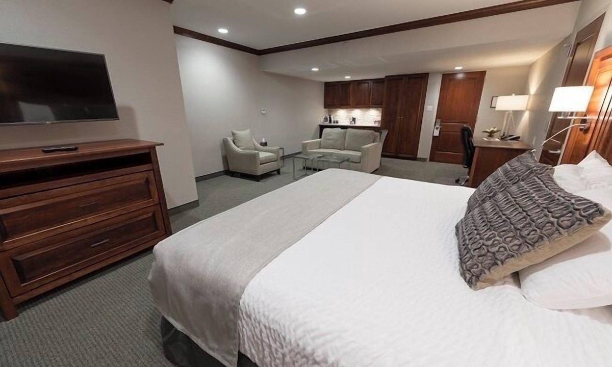 Hillsdale Hotel | Luxury King Suite with sleeper sofa and Breakfast