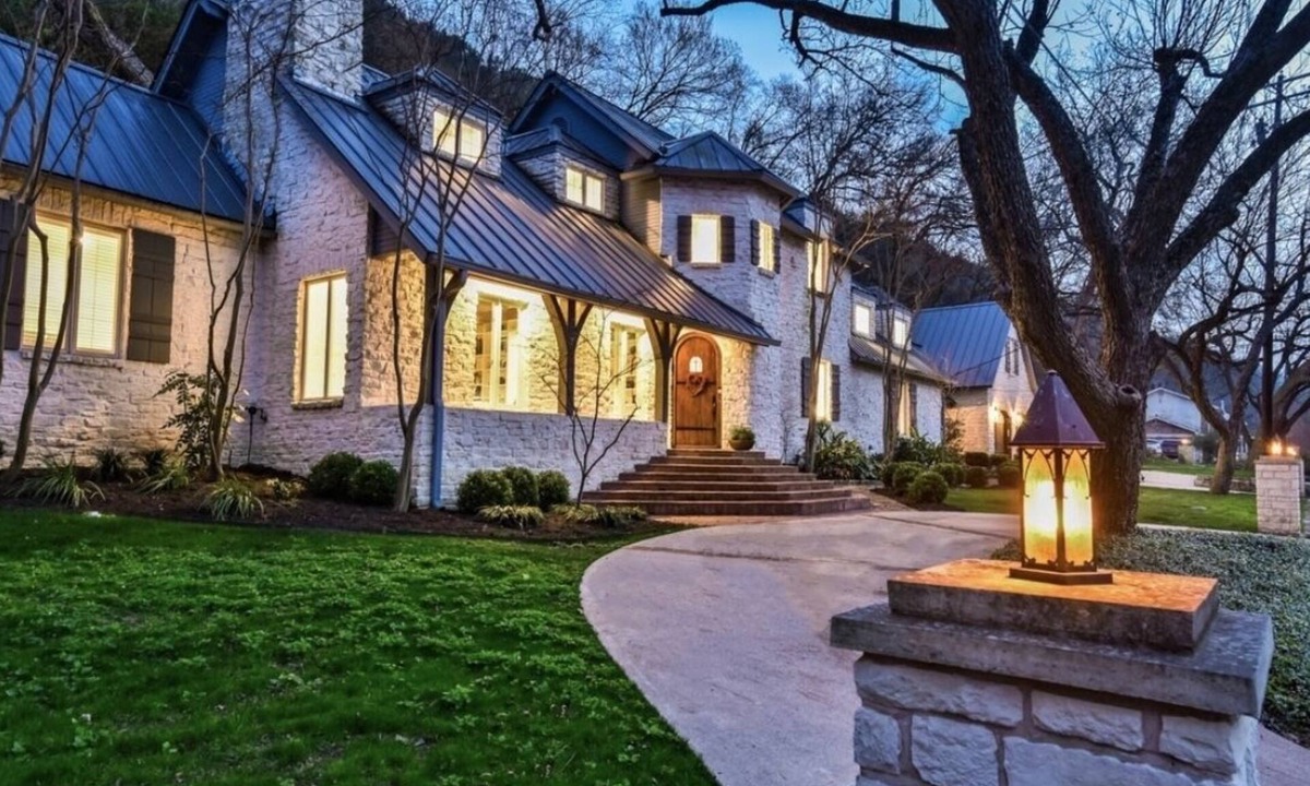 Rivercrest House | ⭐️Luxury Lake Austin: Heated Pool, Hot Tub, Pizza Oven & Waterfront Dock⭐️