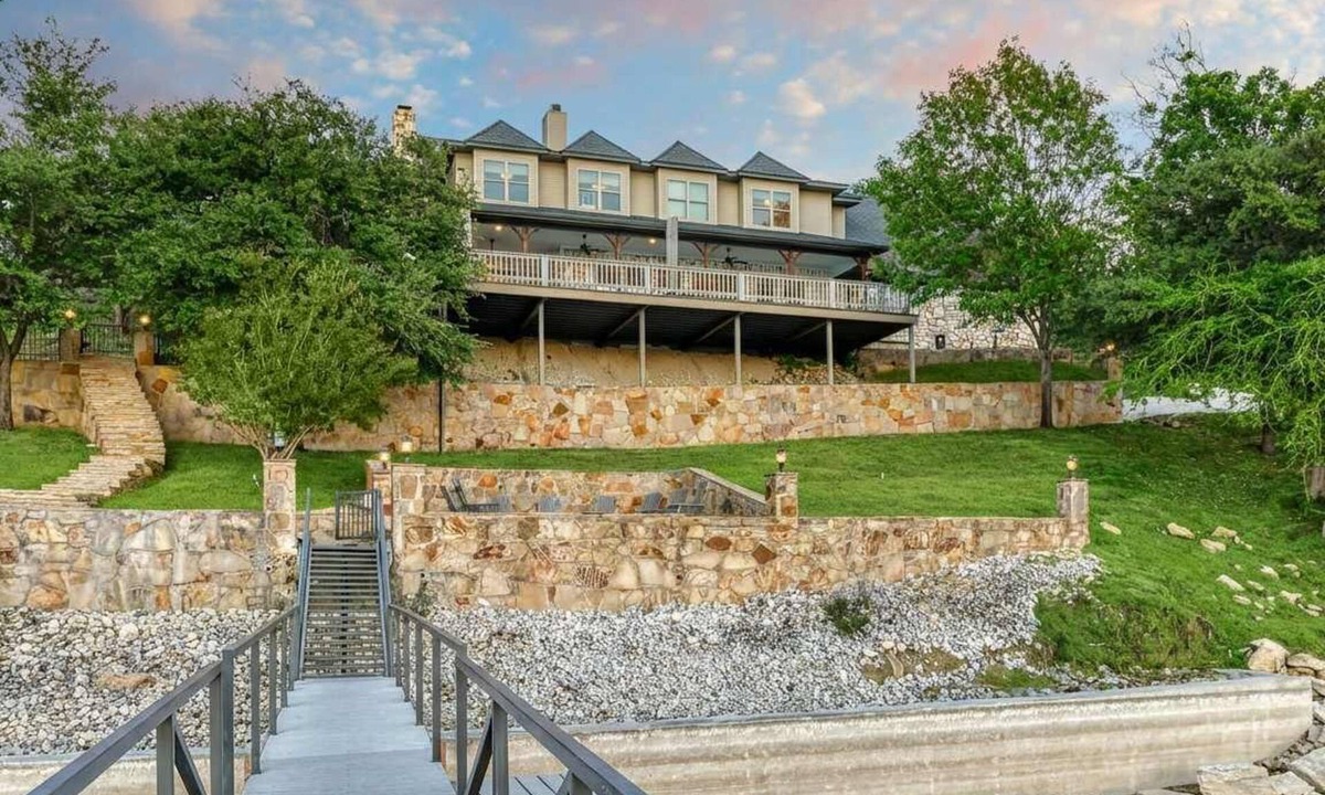Chico House | Luxury Lake Escape | Dock, Basketball & Views!