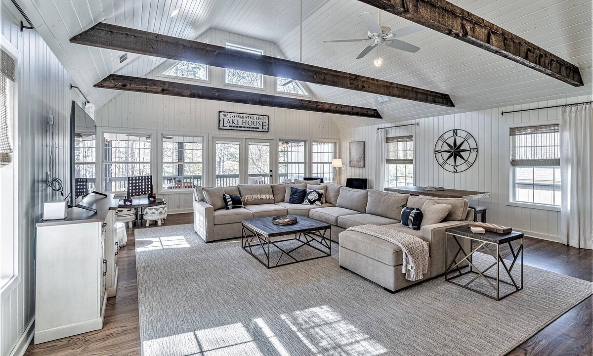 Gainesville House | Luxury Lake Front Cottage