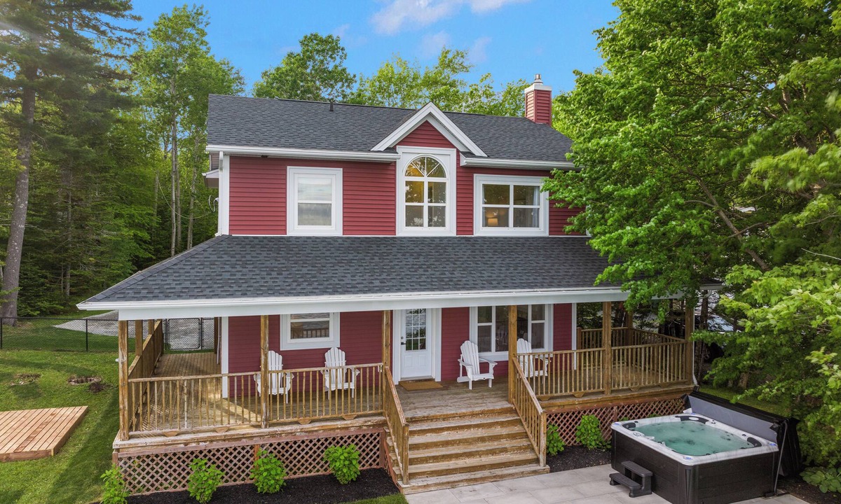 East Hants House | Luxury Lake House in Mount Uniacke