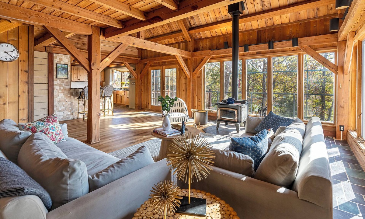 Goreville House | Luxury Lake House w/Dock & Game Room