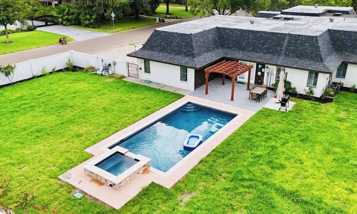 McAllen House | Luxury Lake James Retreat/Pool/Epic Game Room/PS5