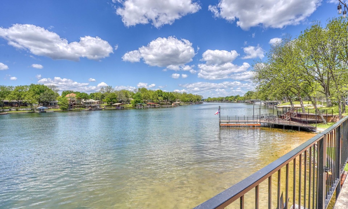 Marble Falls Cabin | Luxury Lake LBJ | Hot Tub Dock Log Country Cv