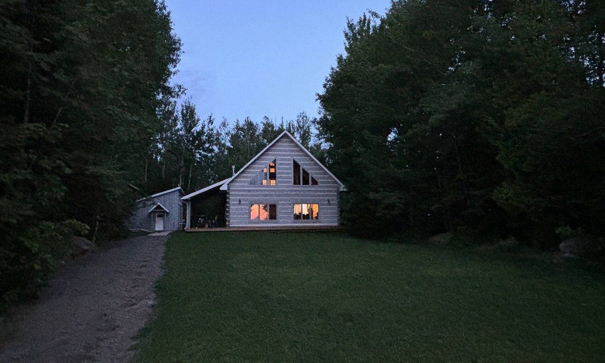 Echo Bay Cabin | Luxury Lake Superior Log Home | Private Beach Outdoor Kitchen Sleeps 10