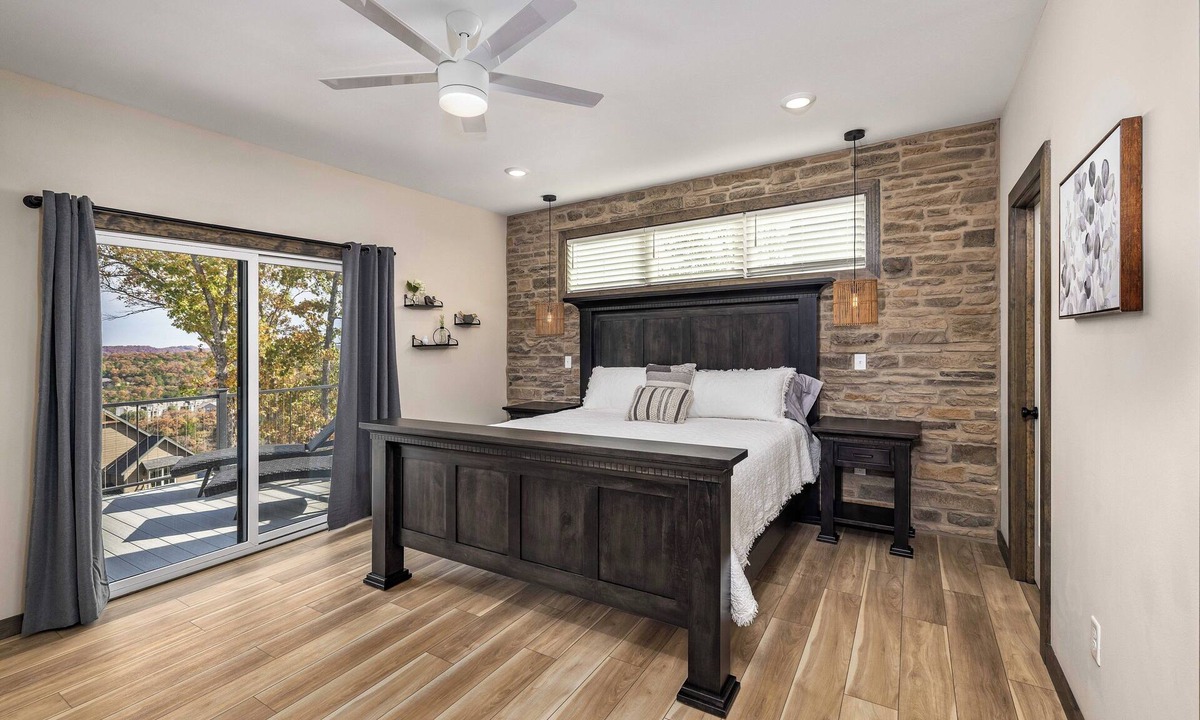 Kimberling City House | Luxury Lakefront Lodge Close to SDC + Dogwood Free Amenities Dock