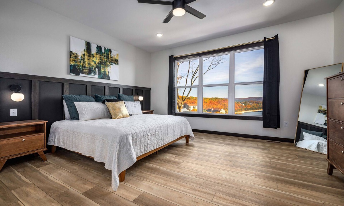 Kimberling City House | Luxury Lakefront Private Lodge Lake Access, Pickleball, Mini Golf and More!